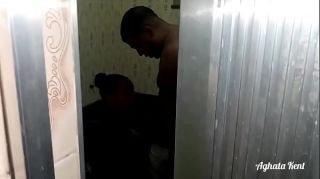 Butt Plug Policial sapatão flagrada no banheiro fodendo com Leo ogro Viet