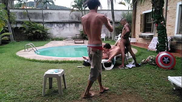 Amigos fazem sexo com professora nas férias na beira da piscina Inês ventura Samuka ventura - 1