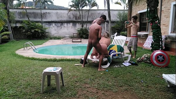 Amigos fazem sexo com professora nas férias na beira da piscina Inês ventura Samuka ventura - 2