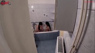 JAVout Spying on my stepsister and my gf in the tub before to join them Mulher