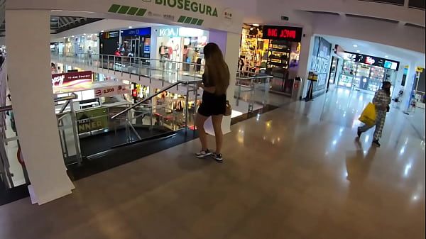 Sara Blonde caminando por el centro comercial en Bucaramanga con el lovense lush activado - 1