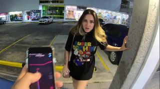 Swallow Sara Blonde caminando por el centro comercial en Bucaramanga con el lovense lush activado YouPorn