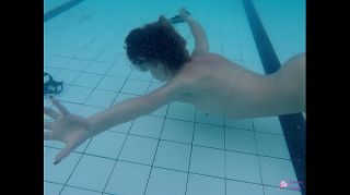 Diamond Foxxx Cheia de tesão, nadando peladinha na piscina. Gay Cumshot