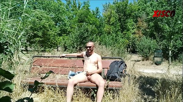 Pelada Fully naked in a public park surprise at the end of the video Tribbing - 1