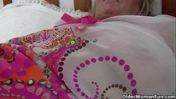 Granny with big tits gets finger fucked by photographer - 1