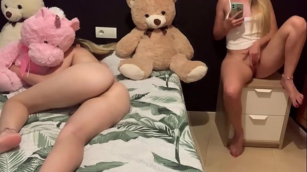 Wet Cunts Adolescente se toca la vagina con su hermanastra al lado Korean