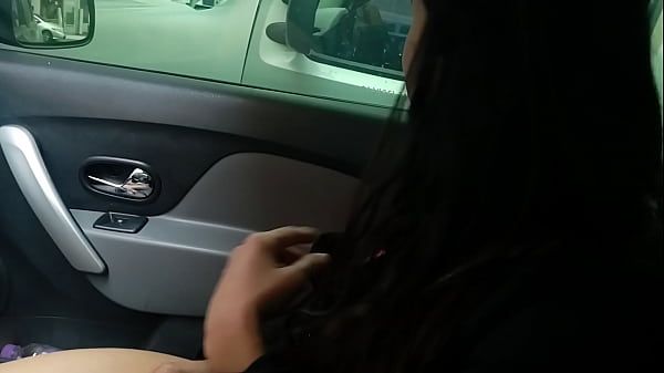Novinha safada se masturbando em frente ao banco dentro do carro. Lalla Potira - Betosmoke - 2