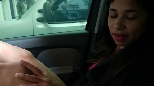 Novinha safada se masturbando em frente ao banco dentro do carro. Lalla Potira - Betosmoke - 1