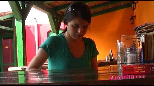 Gozando Horny Zuzinka is fingering herself in public at a bar Chica