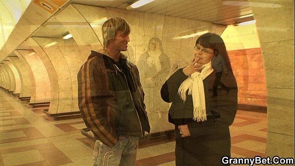Horny dude hooks up busty mature chick in metro - 1
